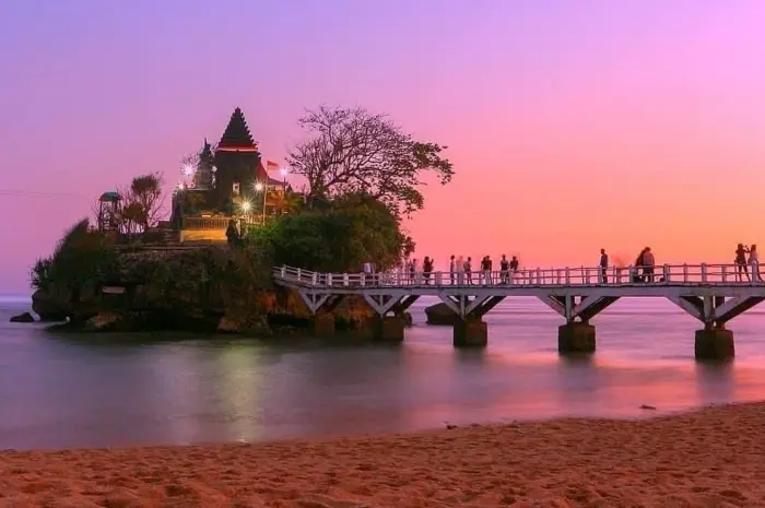 Pantai Balekambang, Pantai Indah dengan View Alam yang Memesona di Malang