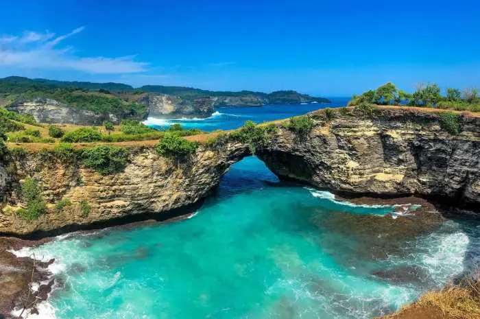 Pantai Broken, Pantai Indah di Bali dengan Panorama Batu Karang Unik